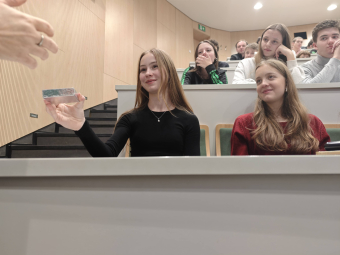 Fyzika naživo: Tři třídy, tři témata a spousta pokusů na Matfyzu IMG_20251210_124735_1.jpg.