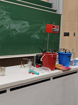 Fyzika naživo: Tři třídy, tři témata a spousta pokusů na Matfyzu IMG_20251008_100206.jpg.