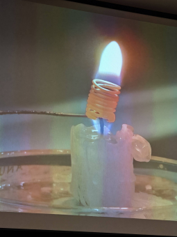 Fyzika naživo: Tři třídy, tři témata a spousta pokusů na Matfyzu IMG_20251008_103739.jpg.