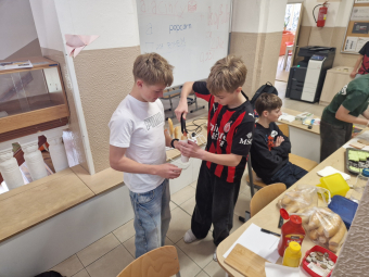 Sekunda připravila charitativní svačiny 2E 4.jpg.