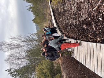 1.B na Šumavě s vlky  a tetřívky 1.B s Anetou 2.jpeg.