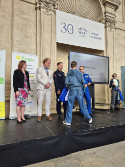 Prvním astronaut České republiky předával medaile