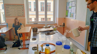 Hodina moderní chemie chemie 2.JPG.