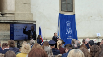 Studenti u odhalení pamětní desky Václava Havla v Senátu 20261005_105332.jpg.