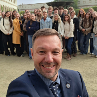 Studenti u odhalení pamětní desky Václava Havla v Senátu 20261005_112429.jpg.