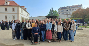 Studenti u odhalení pamětní desky Václava Havla v Senátu