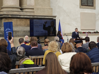 Studenti u odhalení pamětní desky Václava Havla v Senátu 1791214113452.jpg.