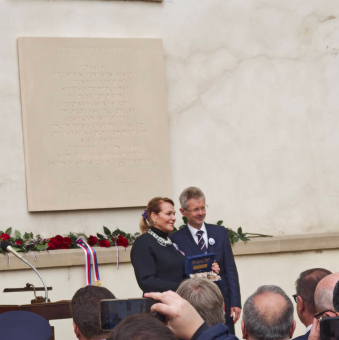 Studenti u odhalení pamětní desky Václava Havla v Senátu 1791214113803.jpg.