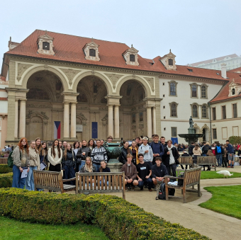 Studenti u odhalení pamětní desky Václava Havla v Senátu 20261005_102358.jpg.