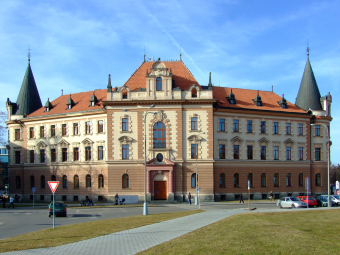 Společenskovědní seminář u soudu České_Budějovice,_Lidická_třída,_Krajský_soud.JPG.